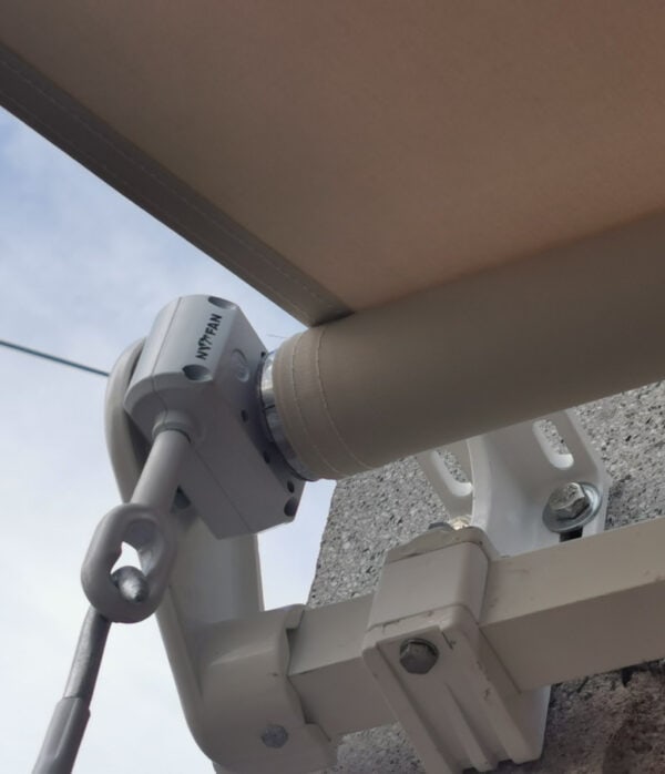 Αντικείμενο Wi-Fi κεραίας εγκατεστημένο σε τοίχο κτιρίου, για βελτίωση ασύρματης σύνδεσης.
