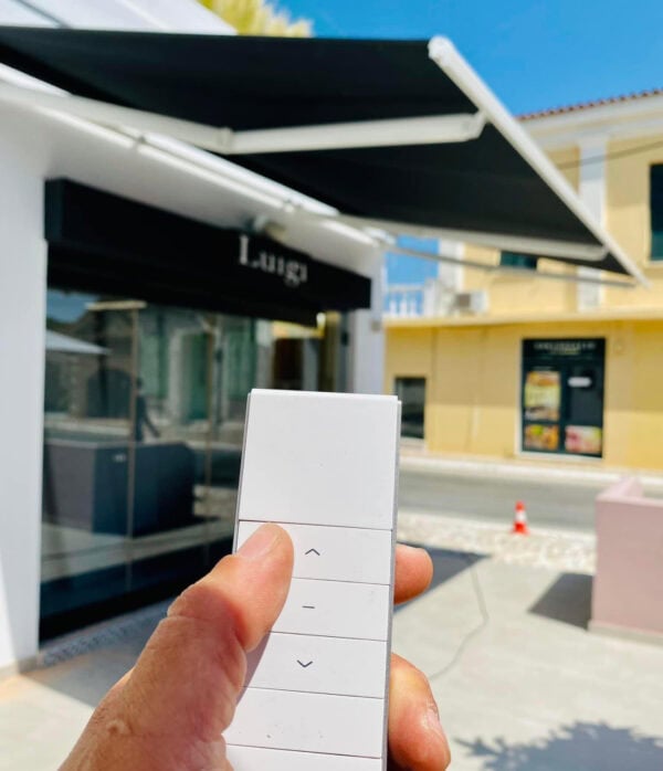 Εξωτερική τραπεζαρία με ομπρέλες σε παραλιακό εστιατόριο, ιδανικό για καλοκαιρινές αποδράσεις.