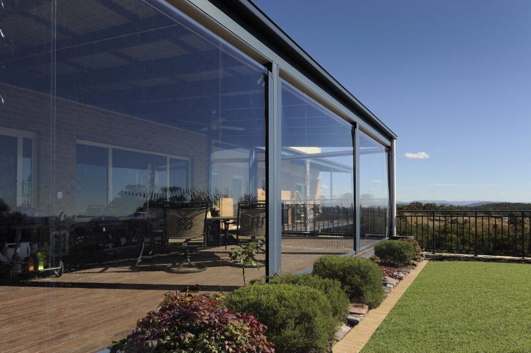 Γυάλινα συστήματα σκίασης σε κατοικία με θέα στον κήπο και τον ορίζοντα.