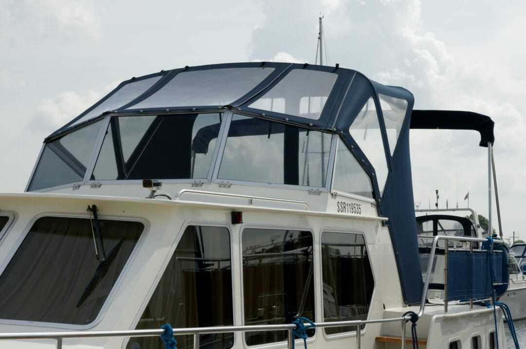 Φουσκωτό σκάφος με προστατευτικό κάλυμμα και παράθυρα, κατάλληλο για θαλάσσιες εξορμήσεις και αναψυχ.